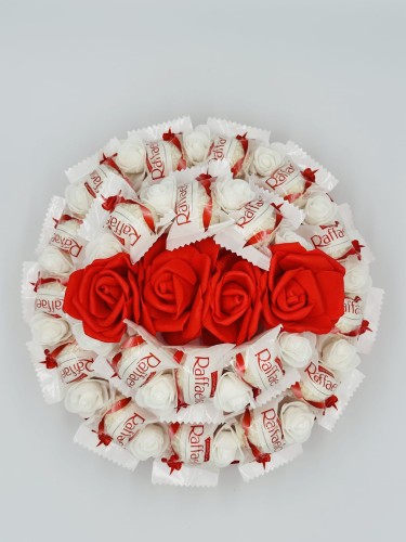 tort-ze-slodyczy-raffaello-25-cm-2-bok.jpg
