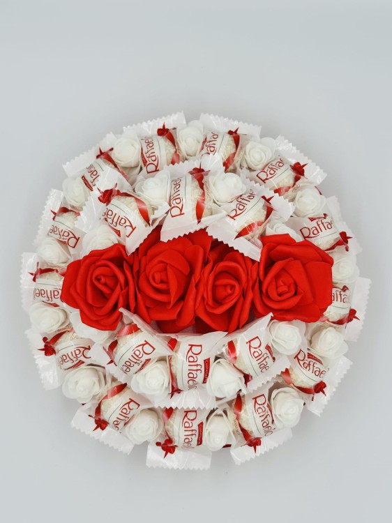 tort-ze-slodyczy-raffaello-25-cm-2-bok.jpg