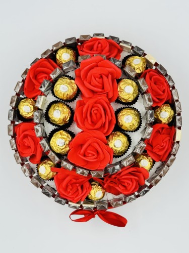 tort-ze-slodyczy-merci-premium-26-5-cm-2-bok.jpg