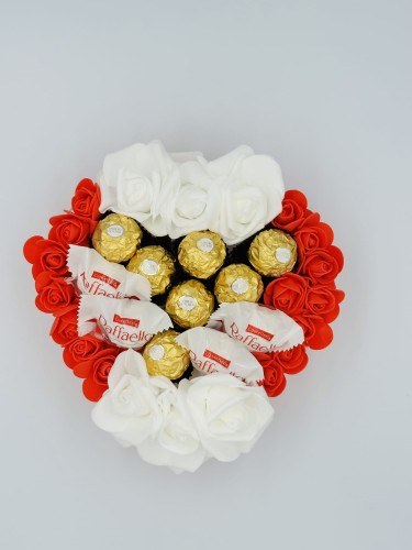 tort-ze-slodyczy-raffaello-i-ferrero-rocher-19-5-cm-2-bok.jpg