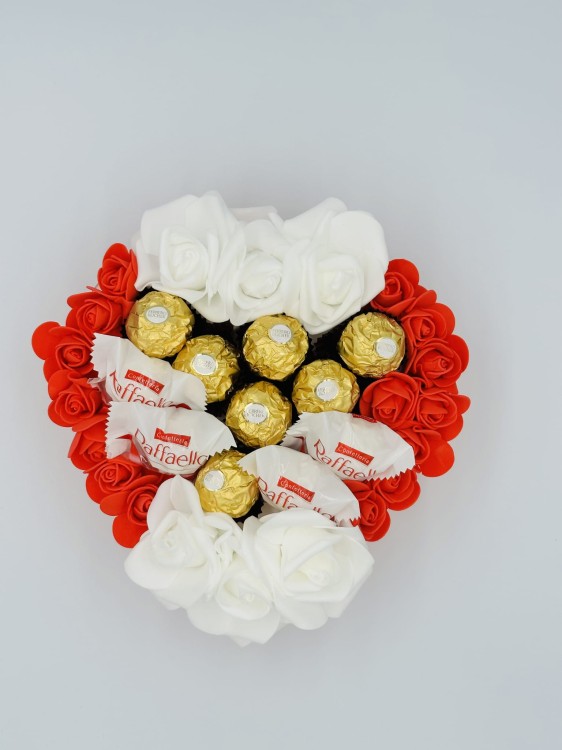 tort-ze-slodyczy-raffaello-i-ferrero-rocher-19-5-cm-2-bok.jpg