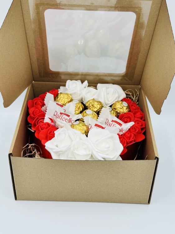 tort-ze-slodyczy-raffaello-i-ferrero-rocher-19-5-cm-3-z-gory.jpg