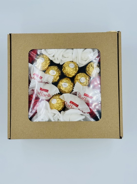 tort-ze-slodyczy-raffaello-i-ferrero-rocher-19-5-cm-4-detal.jpg