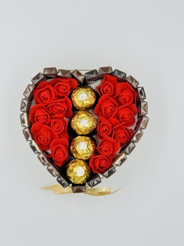tort-ze-slodyczy-merci-i-ferrero-rocher-16-cm-3-z-gory.jpg