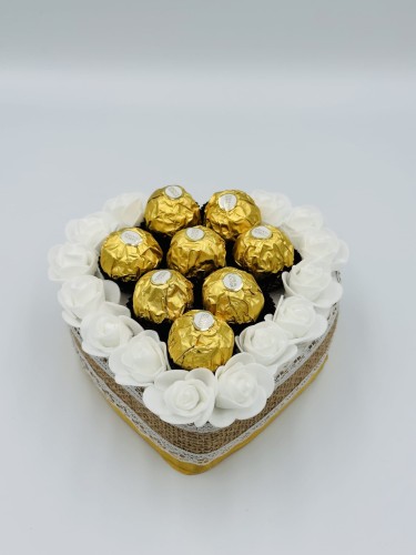 tort-ze-slodyczy-ferrero-rocher-14-cm-2-bok.jpg