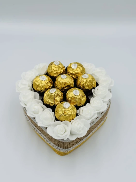 tort-ze-slodyczy-ferrero-rocher-14-cm-2-bok.jpg