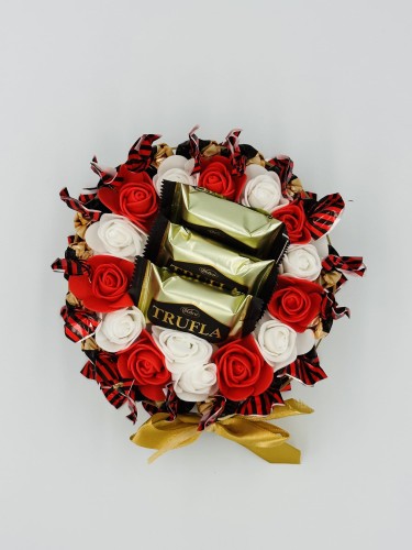 tort-ze-slodyczy-krock-15-cm-3-z-gory.jpg
