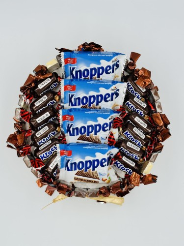 tort-ze-slodyczy-konafetto-i-knoppers-22-cm-3-z-gory.jpg