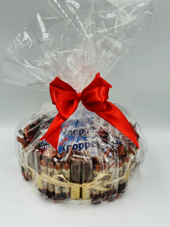 tort-ze-slodyczy-konafetto-i-knoppers-22-cm-4-detal.jpg