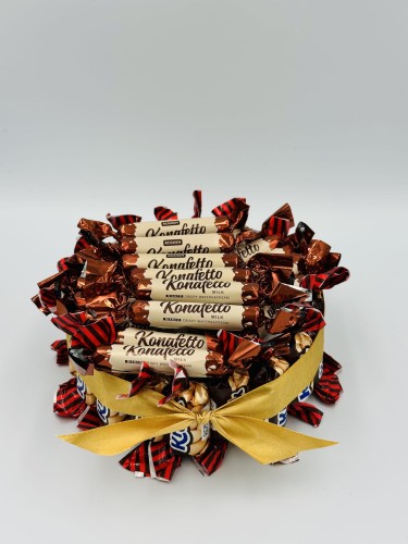 tort-ze-slodyczy-krock-i-konafetto-15-cm-2-bok.jpg