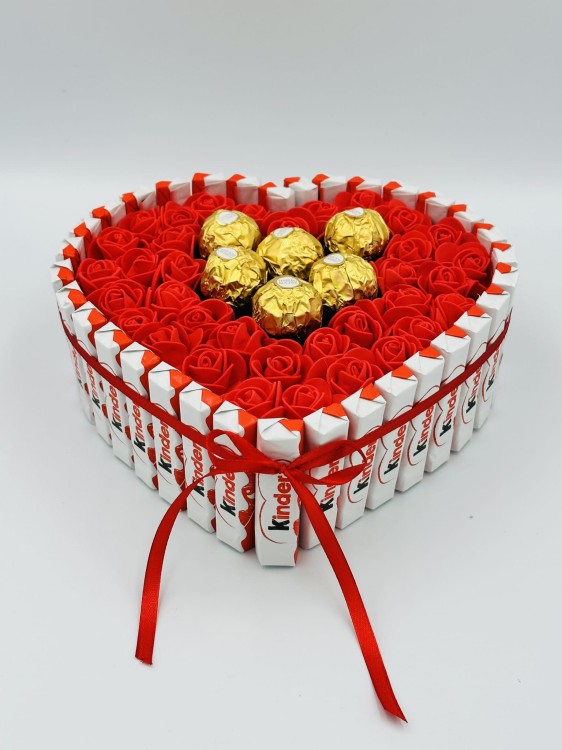 tort-ze-slodyczy-kinder-i-ferrero-rocher-21-5-cm-3-z-gory.jpg