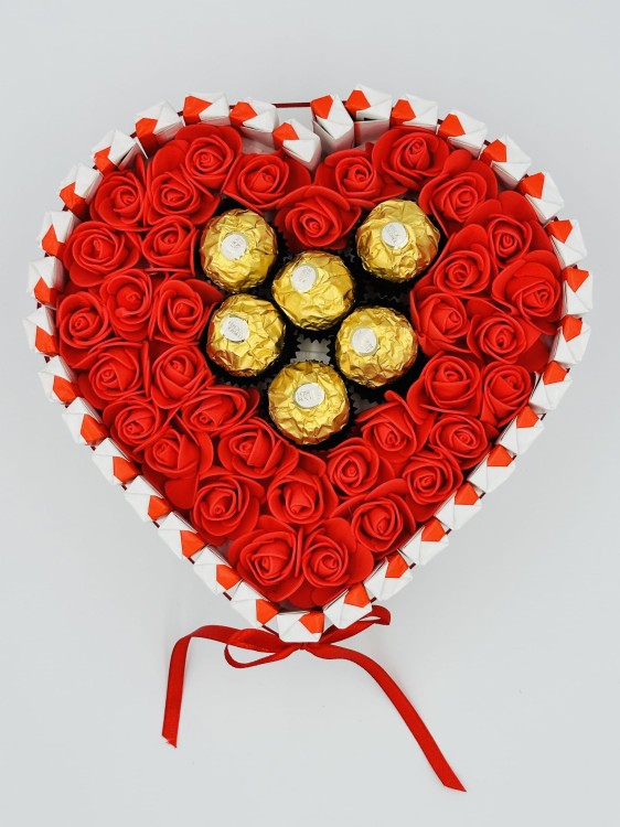 IMG_8902.jpegtort-ze-slodyczy-kinder-i-ferrero-rocher-21-5-cm-4-detal.jpg