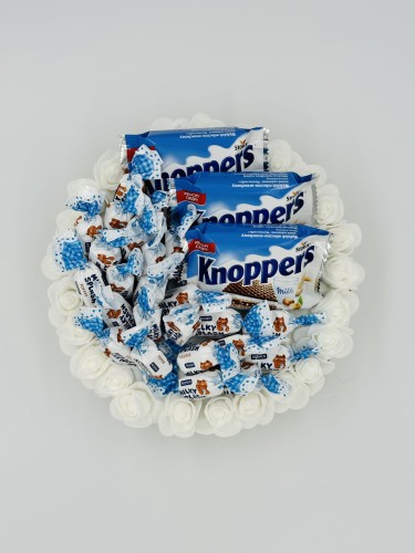tort-ze-slodyczy-knoppers-i-milky-splash-20-cm-3-detal.jpg