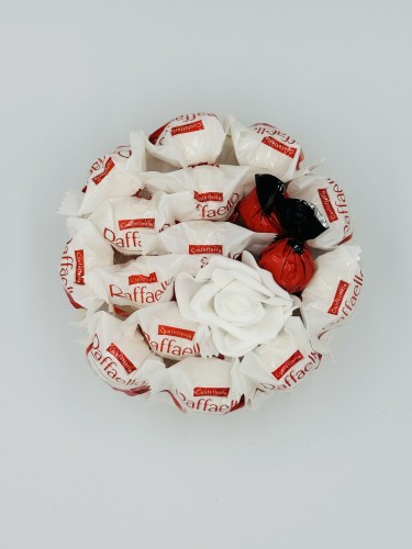 tort-ze-slodyczy-raffaello-15-cm-3-detal.jpg