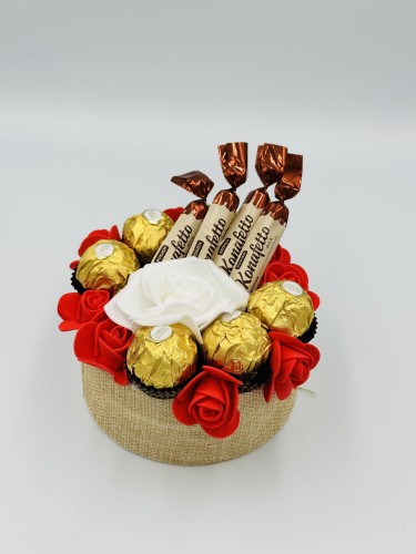 tort-ze-slodyczy-ferrero-rocher-i-konafetto-12-cm-2-bok.jpg