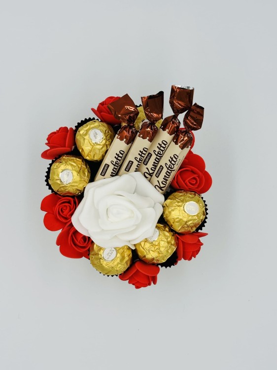 tort-ze-slodyczy-ferrero-rocher-i-konafetto-12-cm-3-detal.jpg