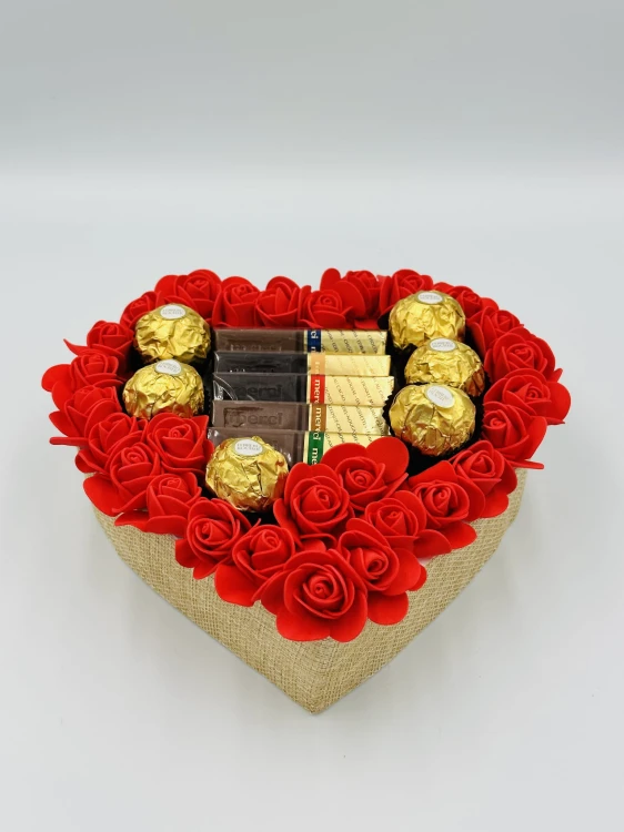 tort-ze-slodyczy-ferrero-rocher-i-merci-19-cm-2-bok.jpg