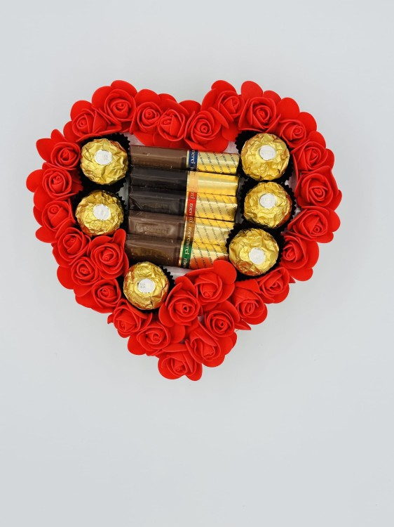 tort-ze-slodyczy-ferrero-rocher-i-merci-19-cm-3-detal.jpg