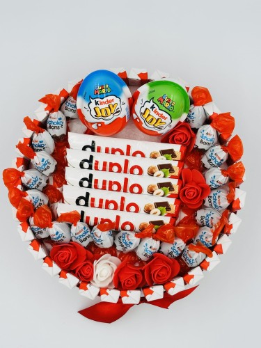 tort-ze-slodyczy-kinder-21-5-cm-2-bok.jpg