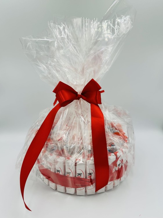 tort-ze-slodyczy-kinder-21-5-cm-3-detal.jpg