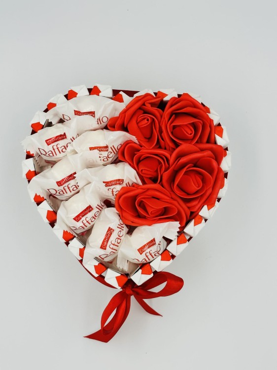 Tort_ze_słodyczy_Kinder_Rafaello_serce_prezent_na_urodziny_rocznice.jpeg