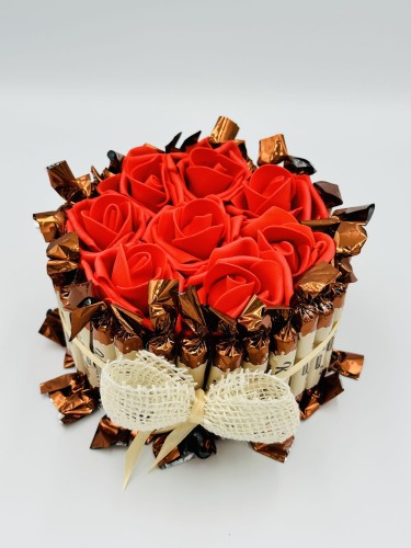tort-ze-slodyczy-konafetto-16-cm-2-bok.jpg
