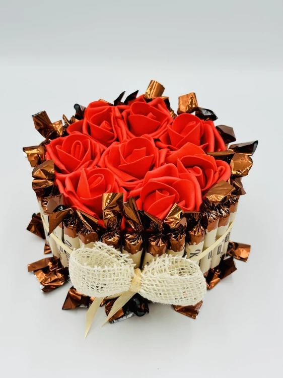 tort-ze-slodyczy-konafetto-16-cm-2-bok.jpg