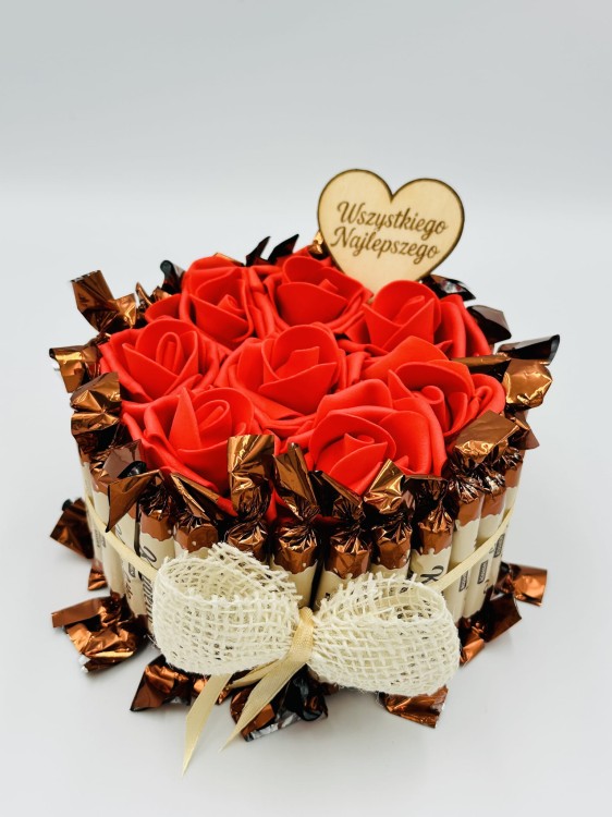 tort-ze-slodyczy-konafetto-16-cm-3-z-gory.jpg