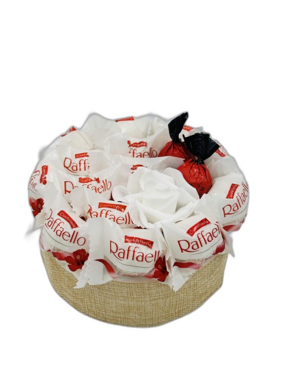 tort-ze-slodyczy-raffaello-15-cm-1-front.jpg