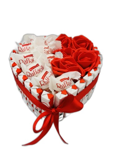 Tort_ze_słodyczy_Kinder_i_Rafaello_w_kształcie_serca_17cm.jpeg