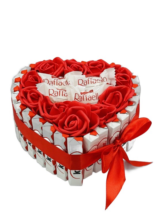tort-ze-slodyczy-kinder-raffaello-serce-17cm.jpg