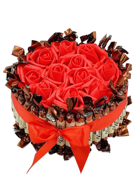 tort-slodyczy-konafetto-z-rozami-20cm.jpg