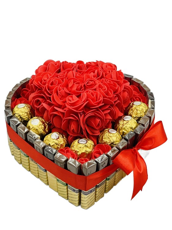 Tort-ze-słodyczy-na-Dzień-Kobiet-Merci-Ferrero-Rocher-22-cm.jpg