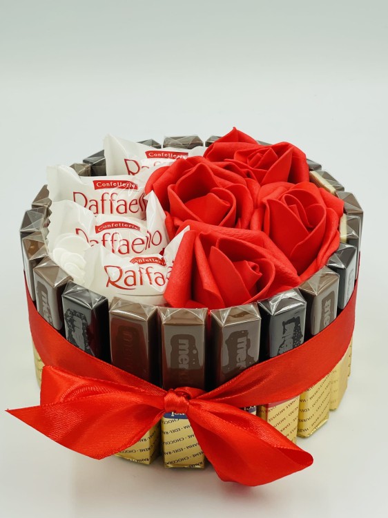 elegancki-tort-ze-slodyczy-8-marca.jpg