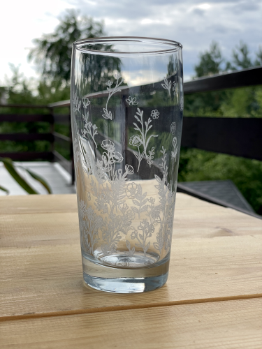 wysoka-szklanka-w-kwiaty-z-lemoniada-drink.png