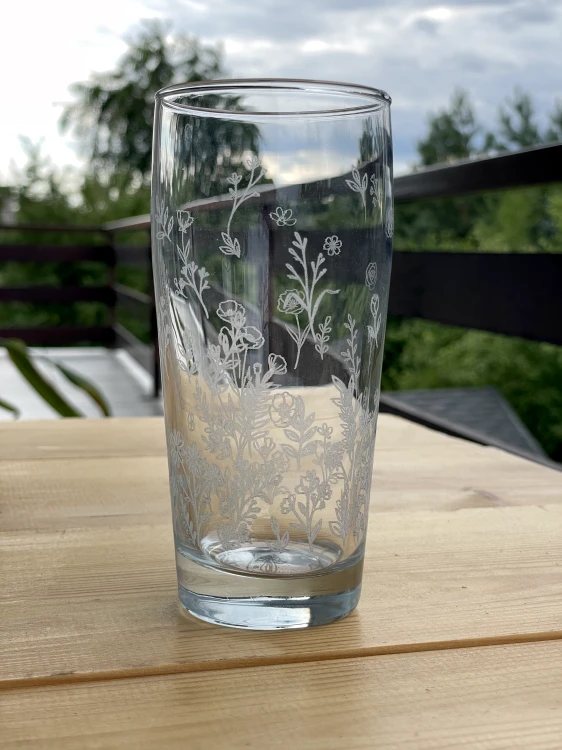 wysoka-szklanka-w-kwiaty-z-lemoniada-drink.png